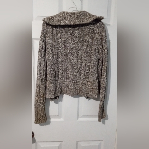 Banana Republic brown and white zip up sweater, size medium. - Picture 3 of 3
